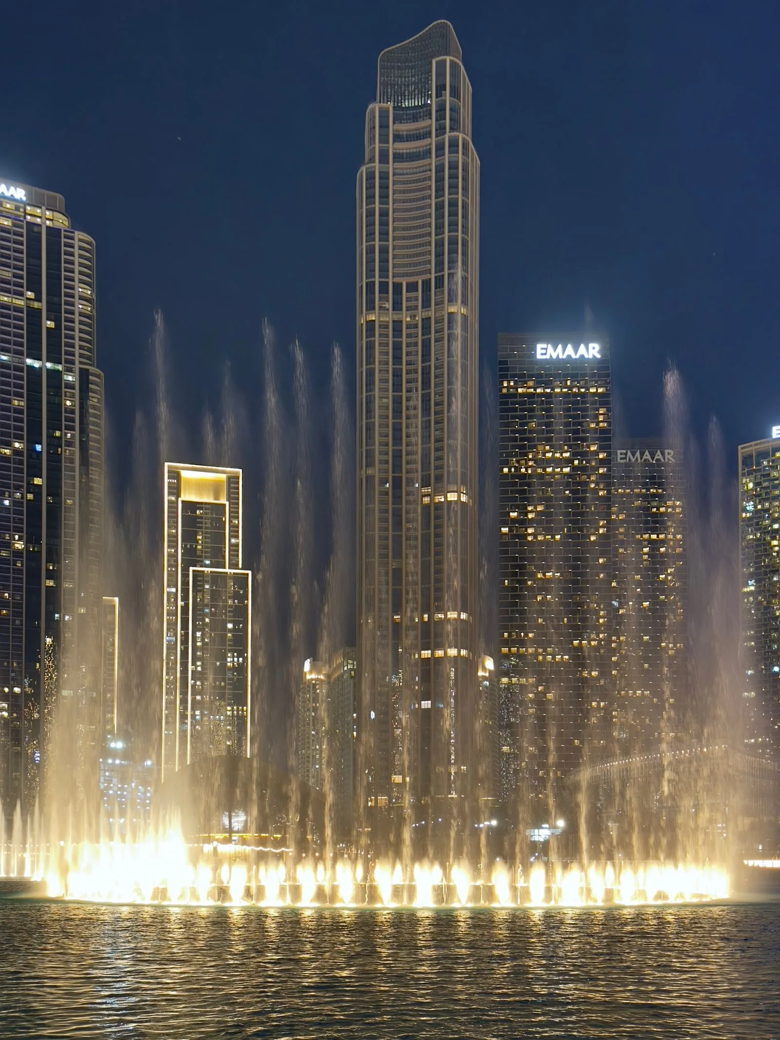 وضعیت گردشگری دبی در تابستان ۲۰۲۶؛ چه چیزهایی باز و چه چیزهایی تعطیل است؟ 1 dubai fountain night attractions status july 2026