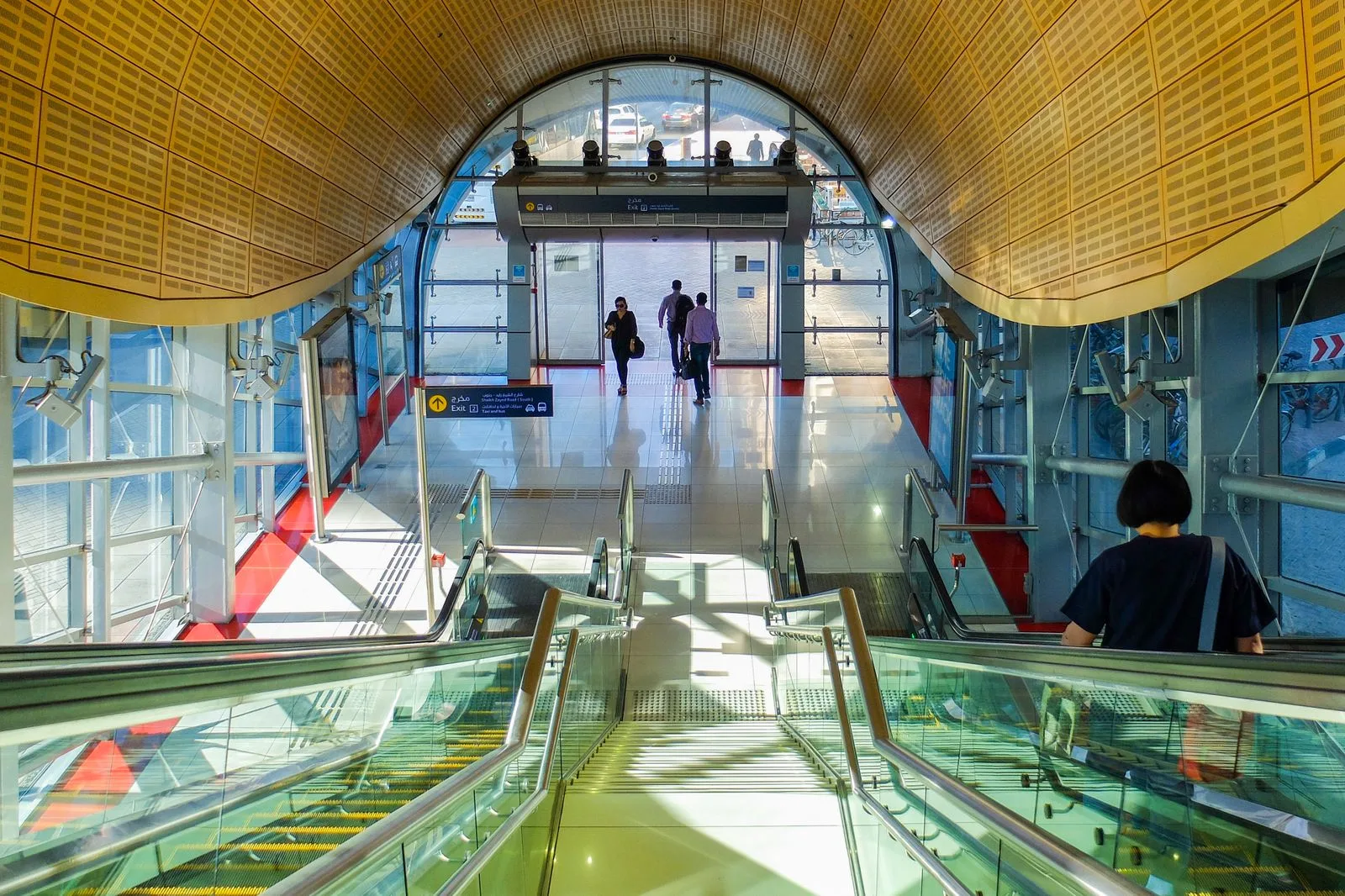 وضعیت گردشگری دبی در تابستان ۲۰۲۶؛ چه چیزهایی باز و چه چیزهایی تعطیل است؟ 2 dubai metro station transport hours 2026