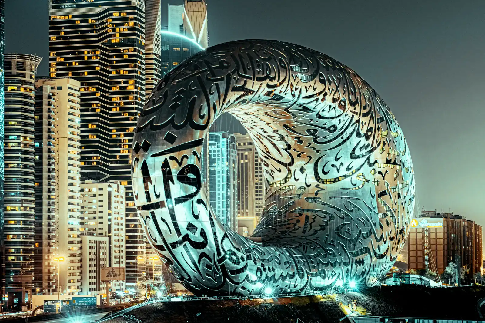 بهترین جاذبههای گردشگری دبی؛ راهنمای کامل بازدید و قیمت بلیط ۲۰۲۶ 2 museum of the future dubai night view attraction