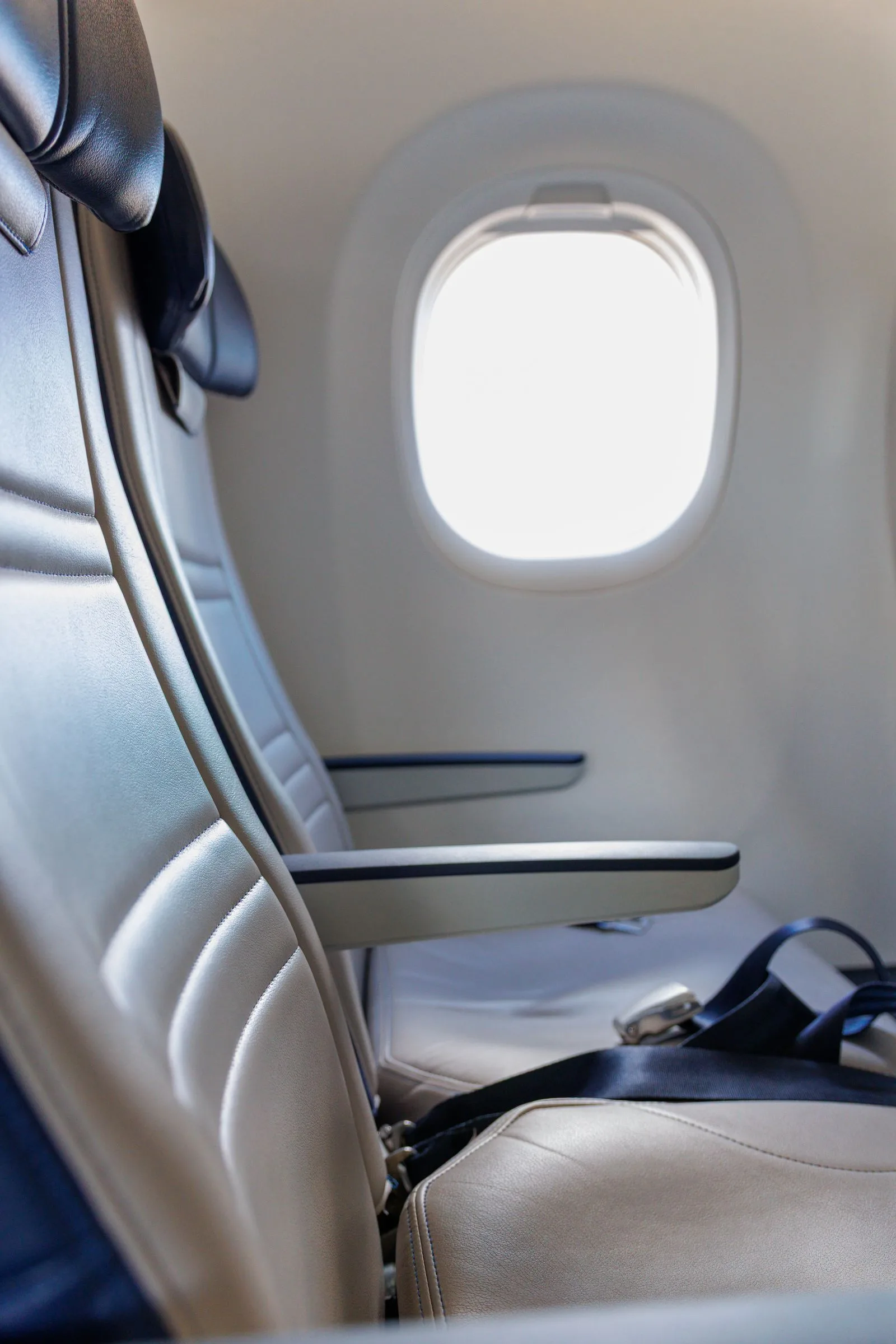 هدرست U-Dream امارات؛ نخستین هدرست کلاس اکونومی تاییدشده در جهان 1 airplane economy class cabin seats window long haul flight