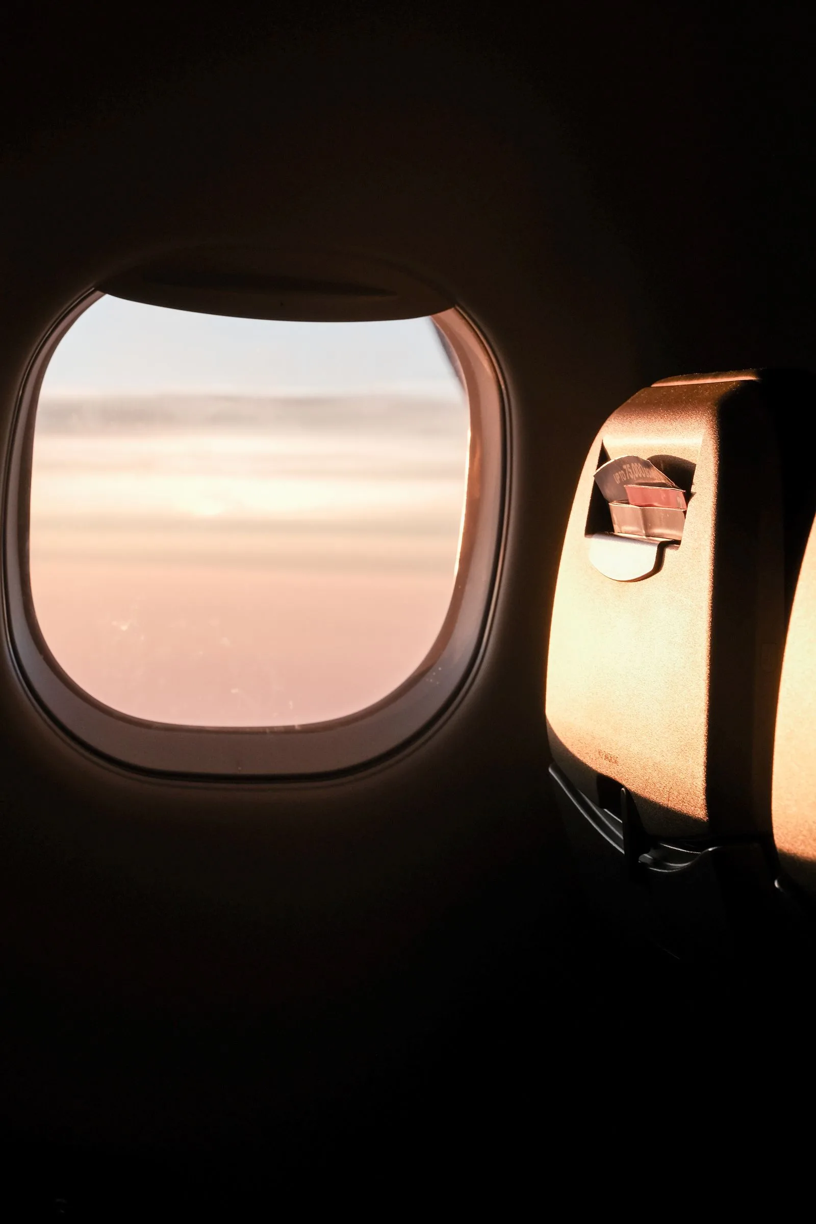 هدرست U-Dream امارات؛ نخستین هدرست کلاس اکونومی تاییدشده در جهان 2 airplane window seat sunset flight long haul comfort