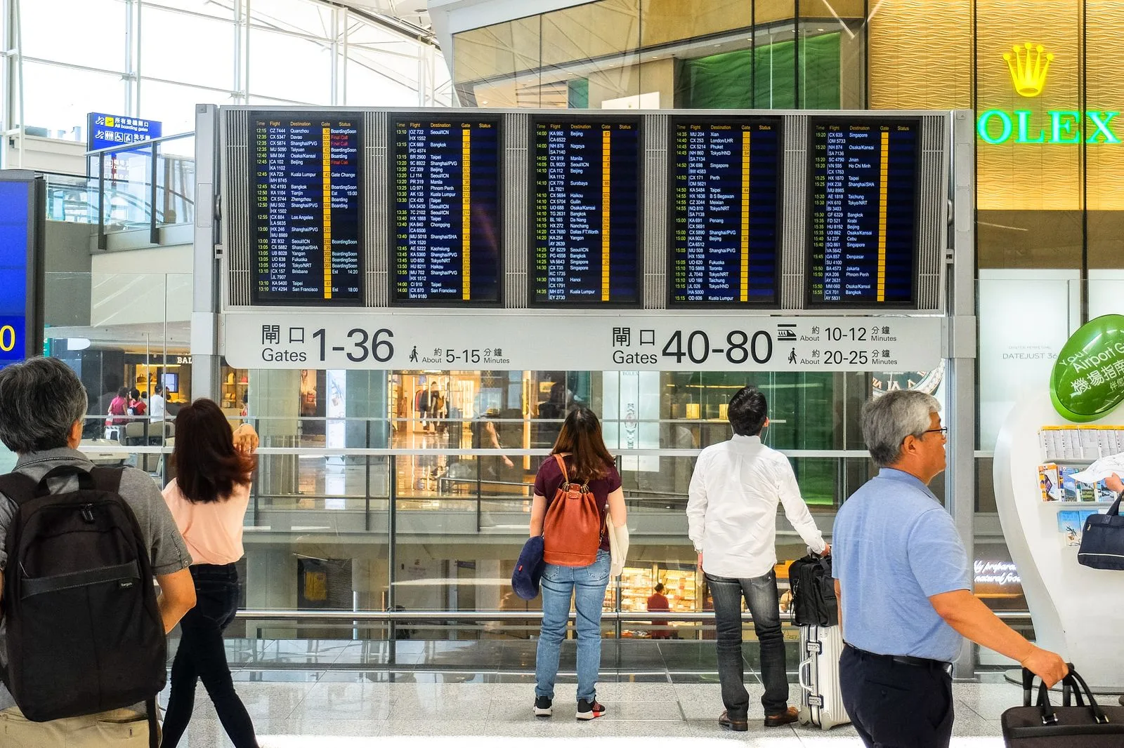 تغییر تاریخ رایگان بلیط امارات؛ قانون جدید و بدون محدودیت (۲۰۲۶) 1 airport departure board flight information display