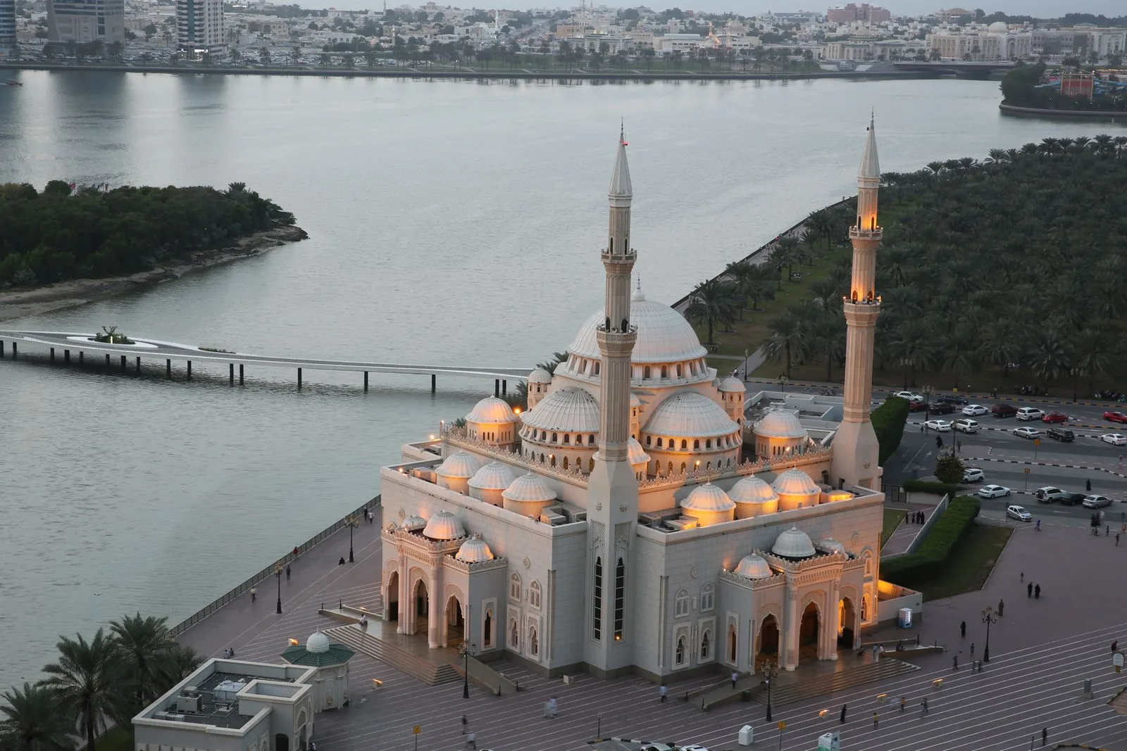جشنواره تابستان شارجه ۲۰۲۶؛ تخفیف تا ۷۵٪ و ۷۰۰ جایزه، فرصت تا ۳۱ اوت 1 al noor mosque sharjah waterfront dusk