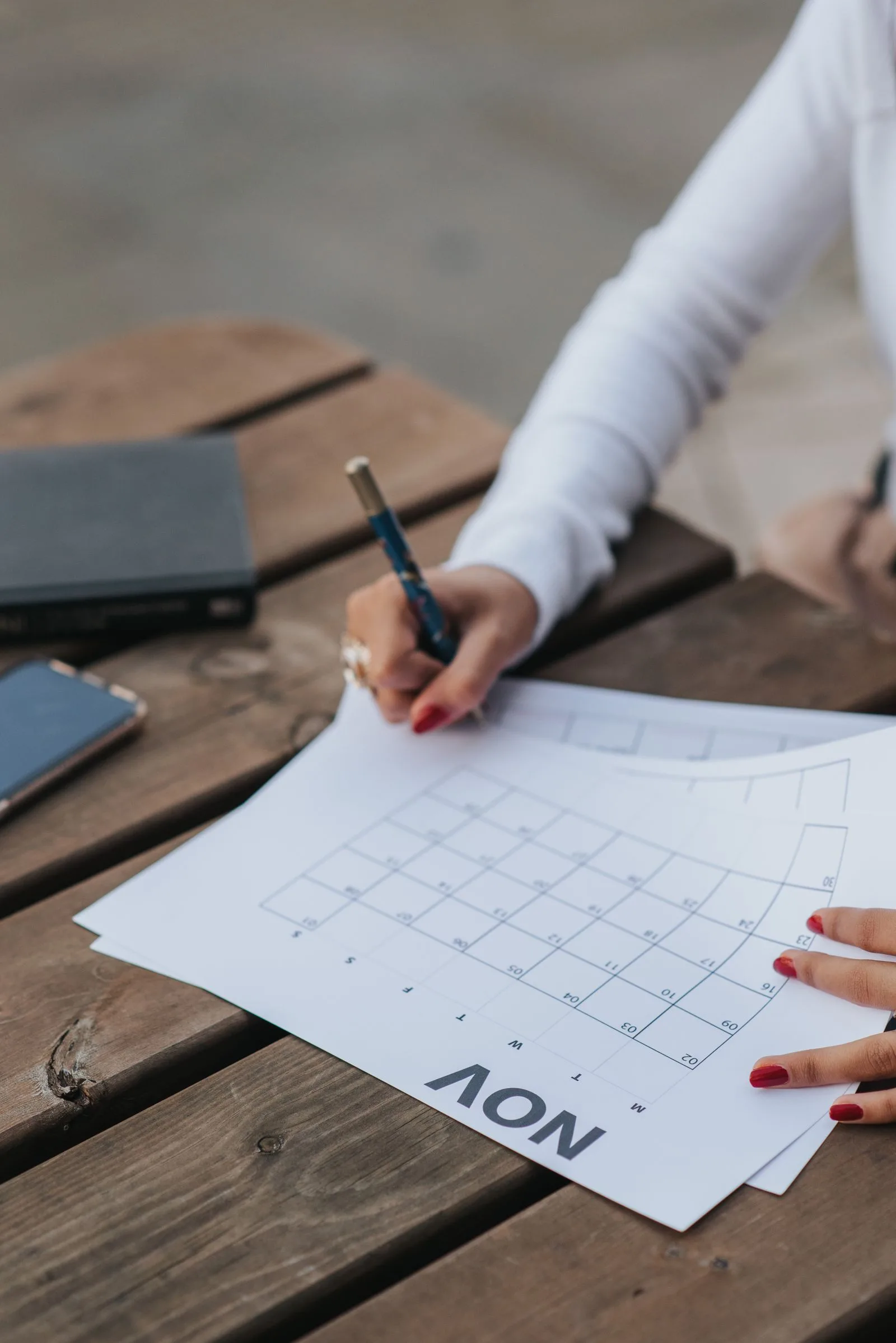 تغییر رایگان و نامحدود تاریخ پرواز دبی با امارات؛ راهنمای کامل قانون جدید 1 woman marking calendar planning travel dates