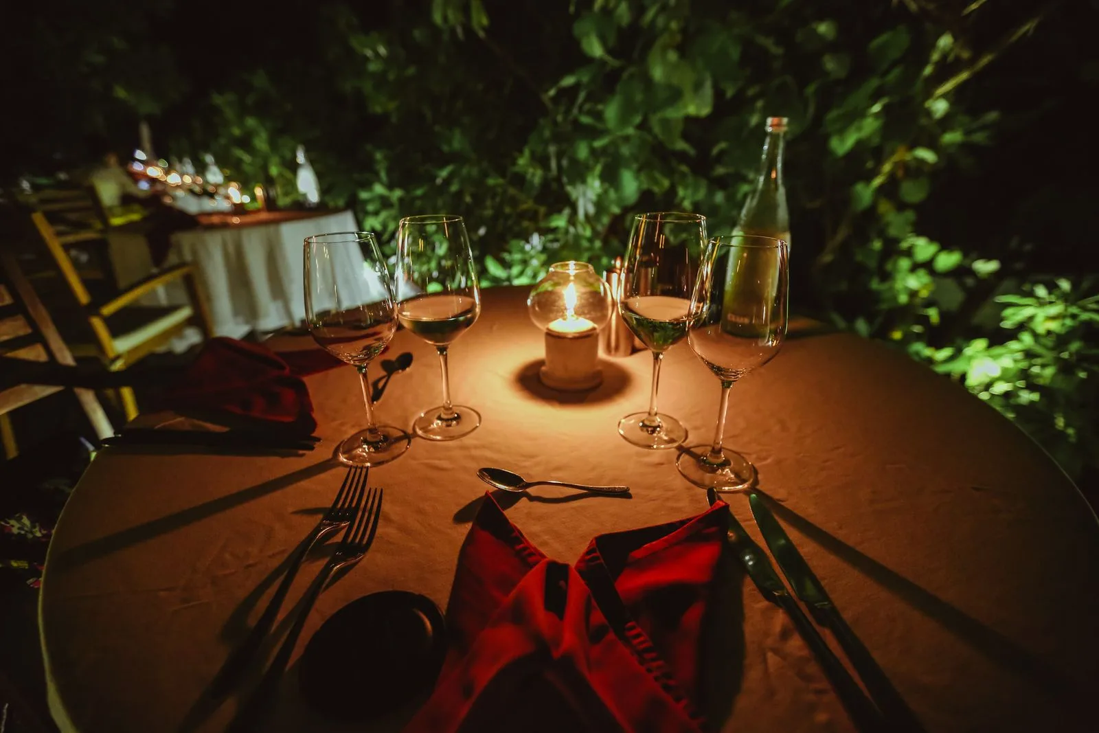 شام رمانتیک هفتگی هتلهای فایو دبی؛ راهنمای کامل «Bringing Back the Old Romance» 2 candlelit outdoor dinner table wine glasses evening