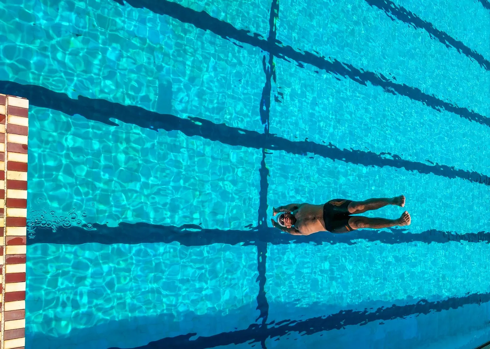 underwater diving pool blue water adventure