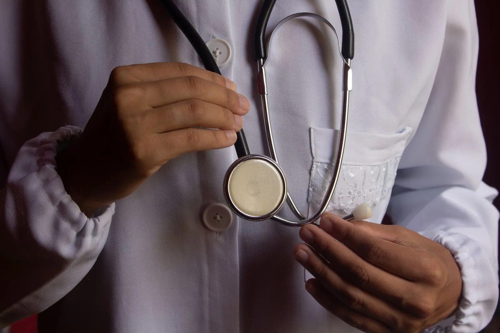 بیمهی درمانی رایگان اتحاد برای گردشگران ابوظبی؛ راهنمای کامل طرح ۲۰۲۶ 2 doctor stethoscope medical insurance travel coverage