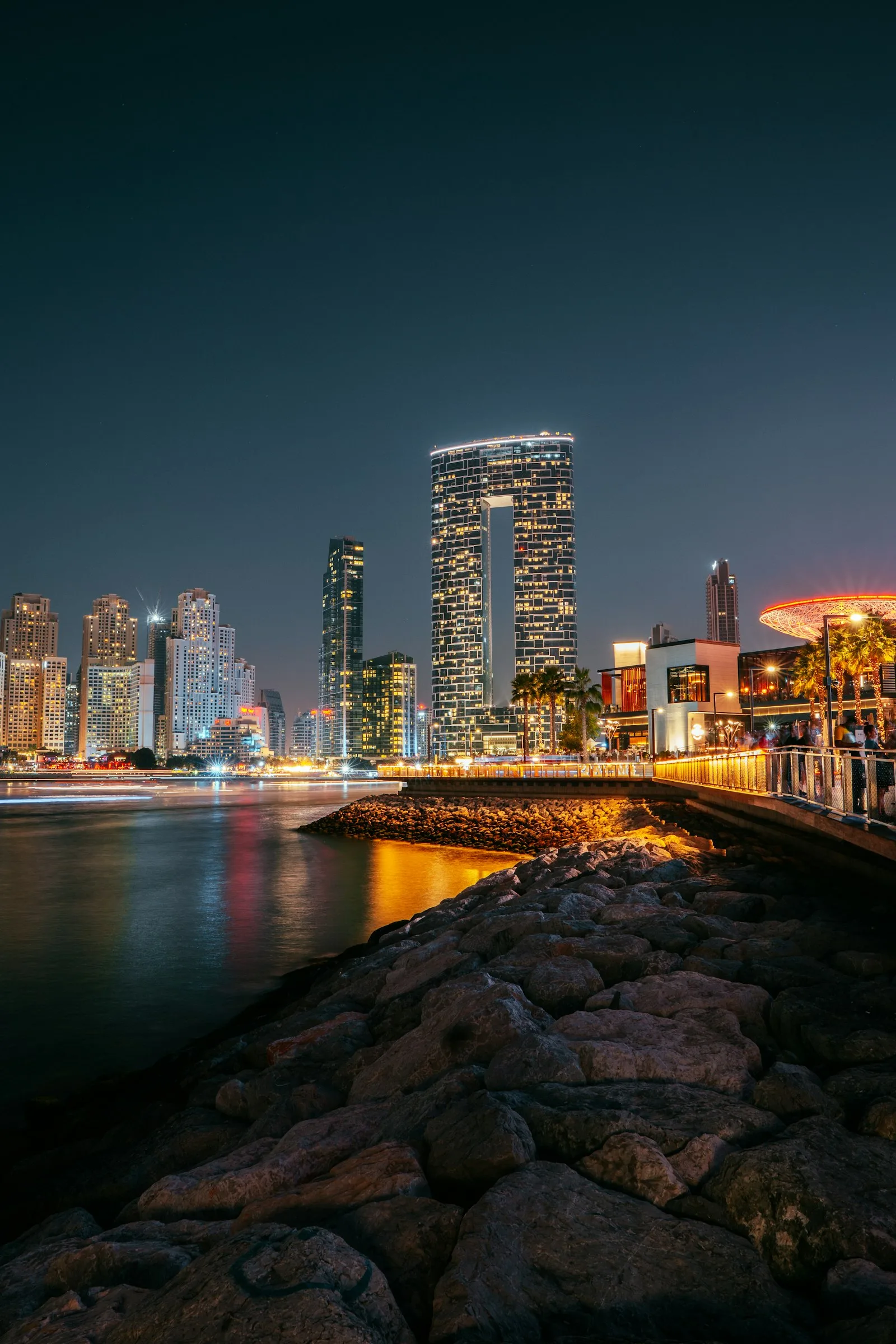 هتل ریتز کارلتون دبی: مشخصات، امکانات و امتیاز ۲۰۲۶ 2 نمای دبی از دریا در شب