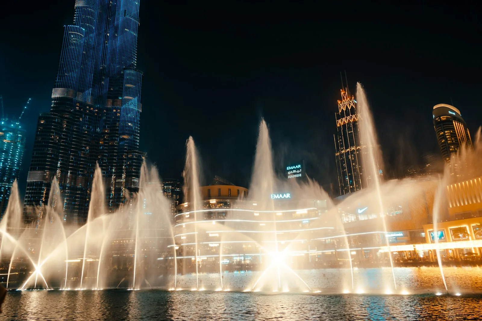فواره دبی در شب نزدیک هتل ادرس داون‌تاون