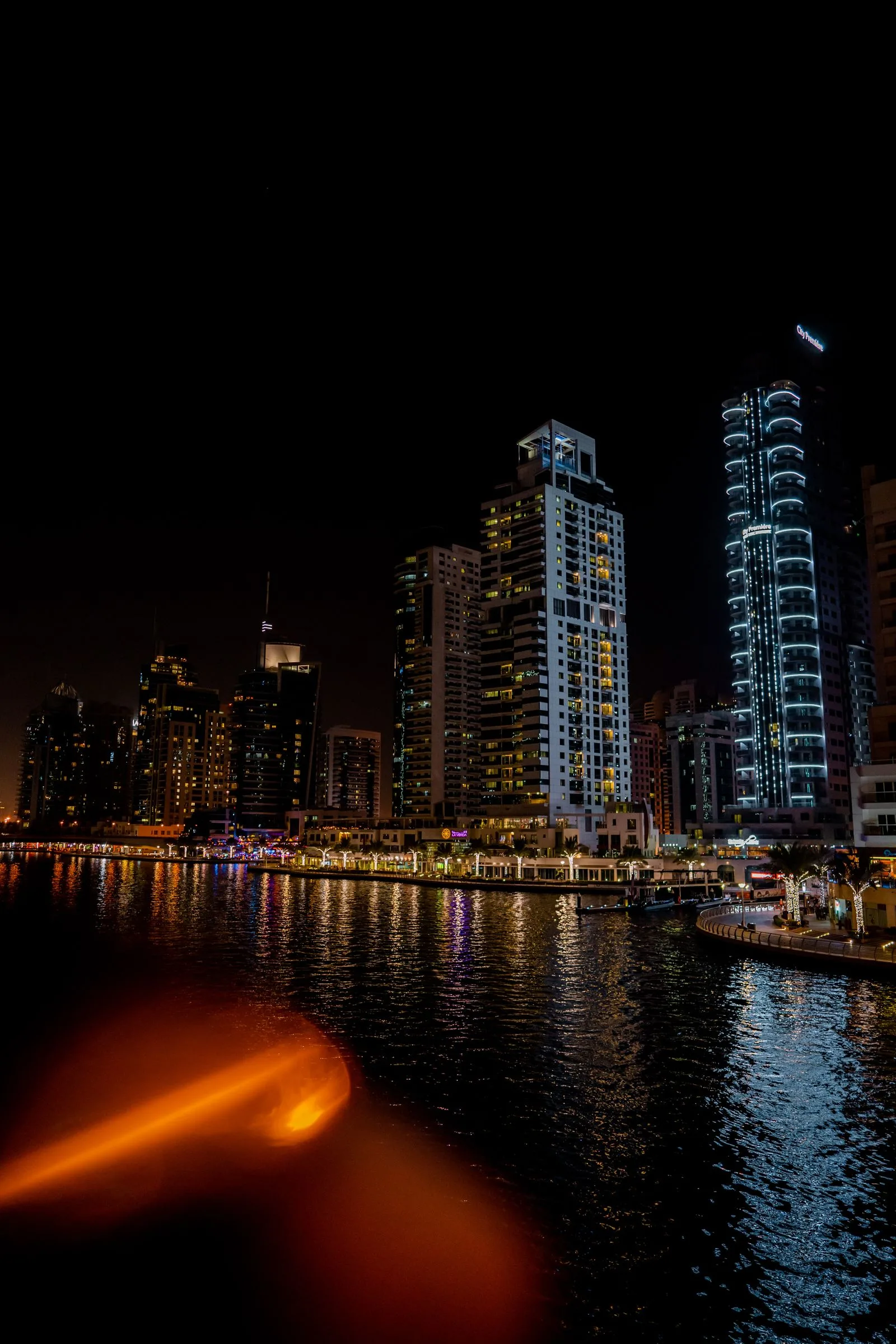 سیل دبی مارینا؛ بلندترین هتل جهان با استخر رکورددار در طبقهی ۷۶ 2 dubai marina skyline night lights reflection