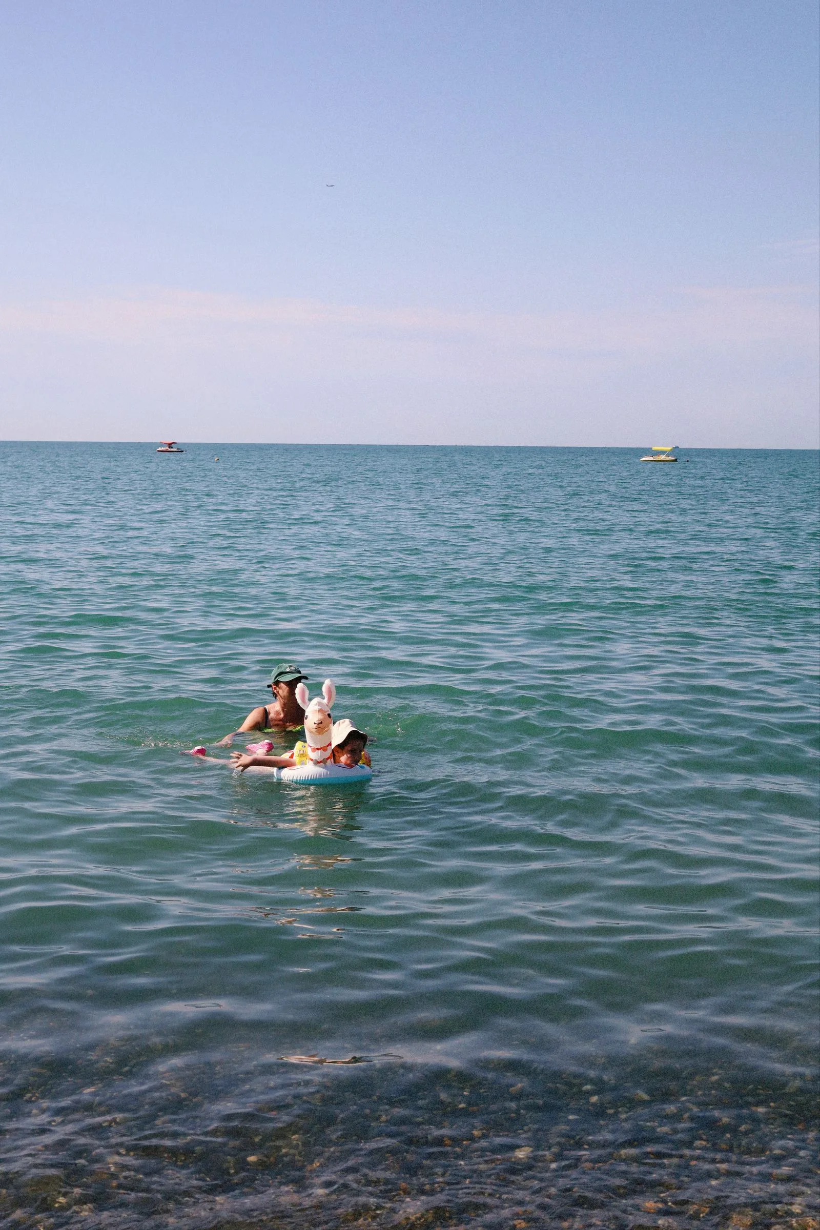 معافیت هزینهی ویزای فرزندان زیر ۱۸ سال امارات؛ فرصت تا ۱۵ سپتامبر ۲۰۲۶ 1 family playing beach summer vacation children