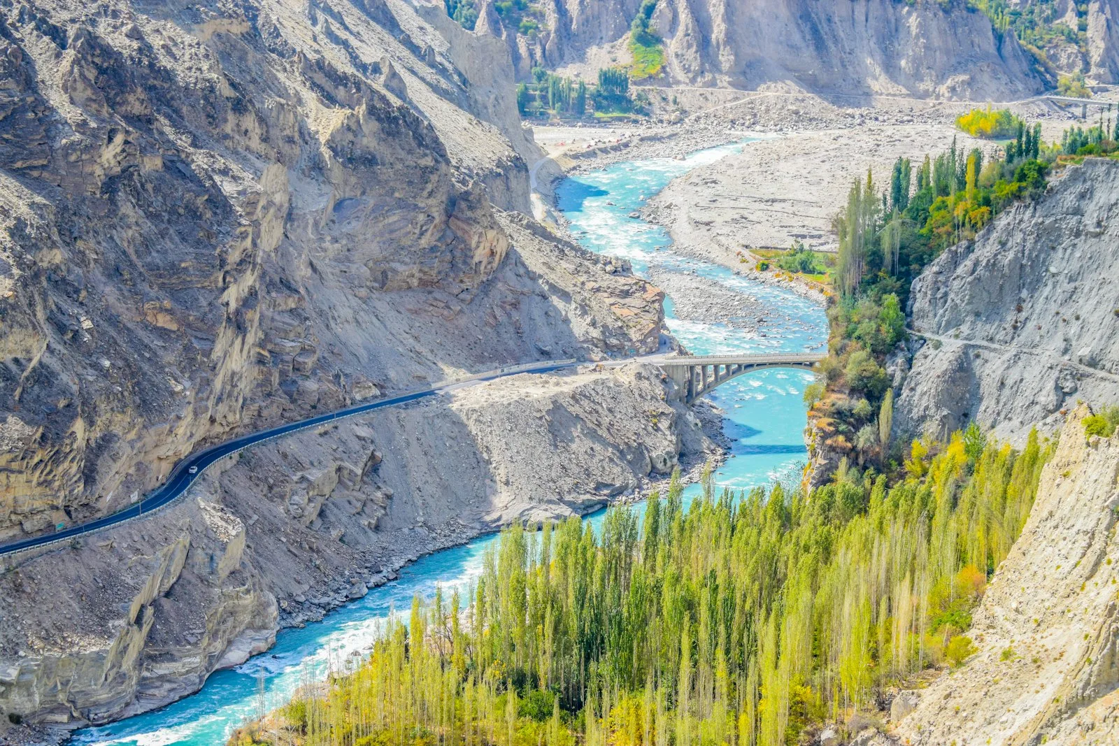 نمای هوایی دره هونزا در شمال پاکستان با کوهستان و رودخانه