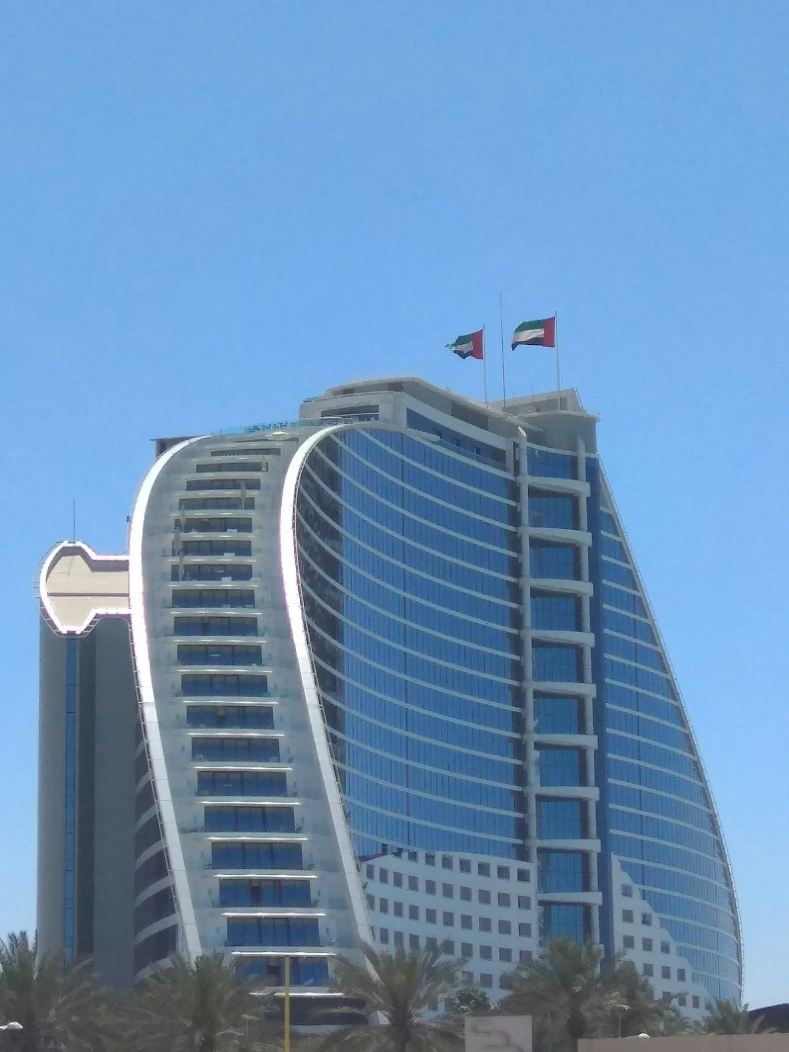 ساختمان سفید و آبی نزدیک ساحل جمیرا دبی