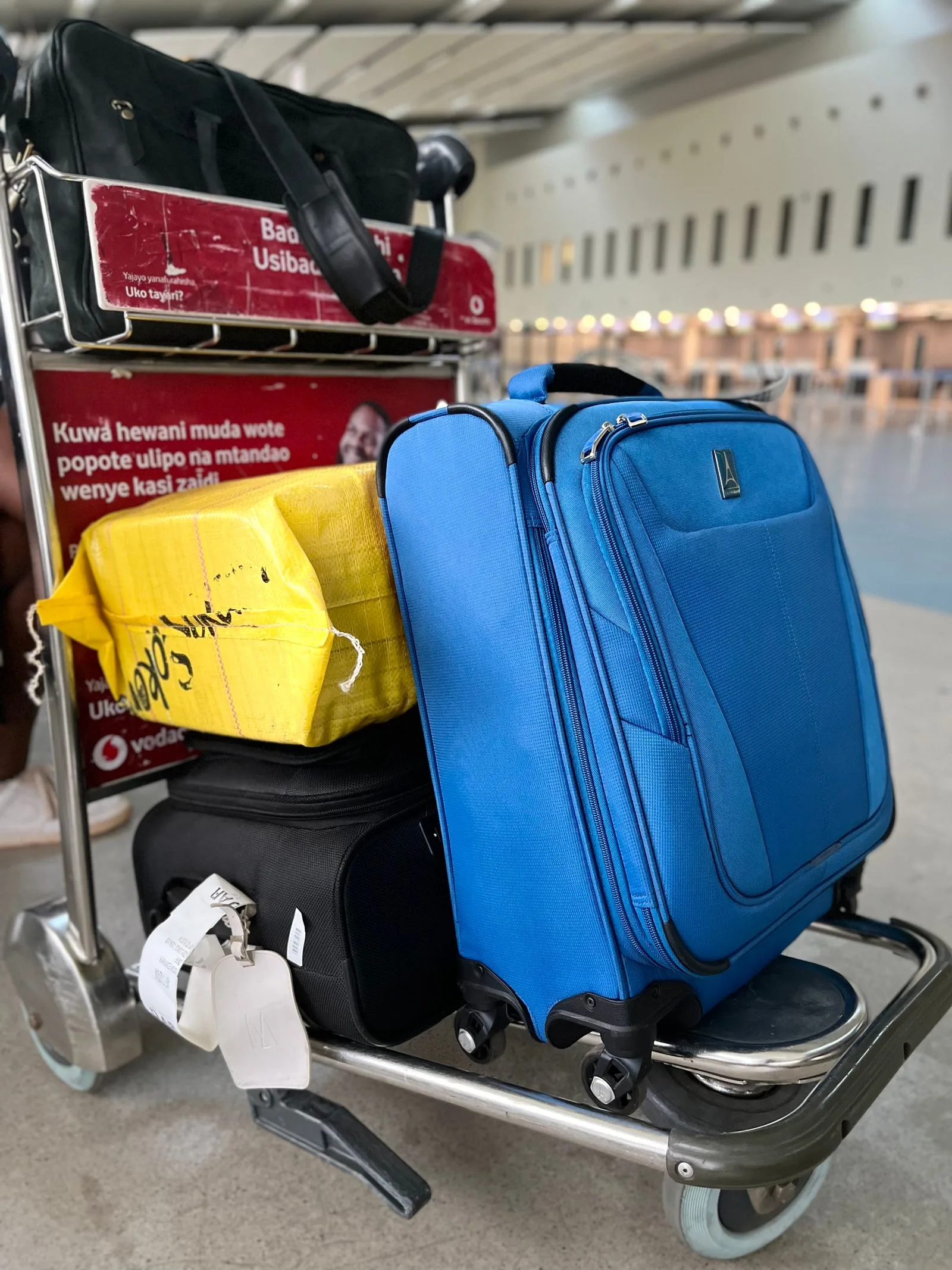 حقوق مسافران پرواز دبی؛ راهنمای کامل آییننامهی جدید تاخیر، لغو و مفقودی چمدان 1 luggage suitcase airport trolley travel