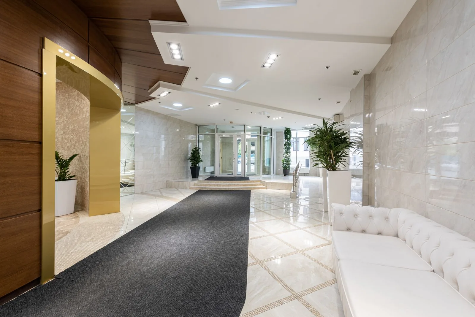 modern spacious luxury hotel lobby dubai