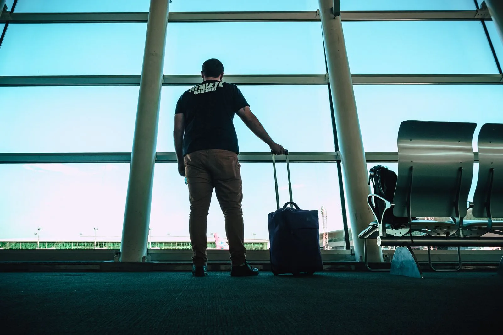 حقوق مسافران پرواز دبی؛ راهنمای کامل آییننامهی جدید تاخیر، لغو و مفقودی چمدان 2 man waiting airport lounge luggage delayed flight
