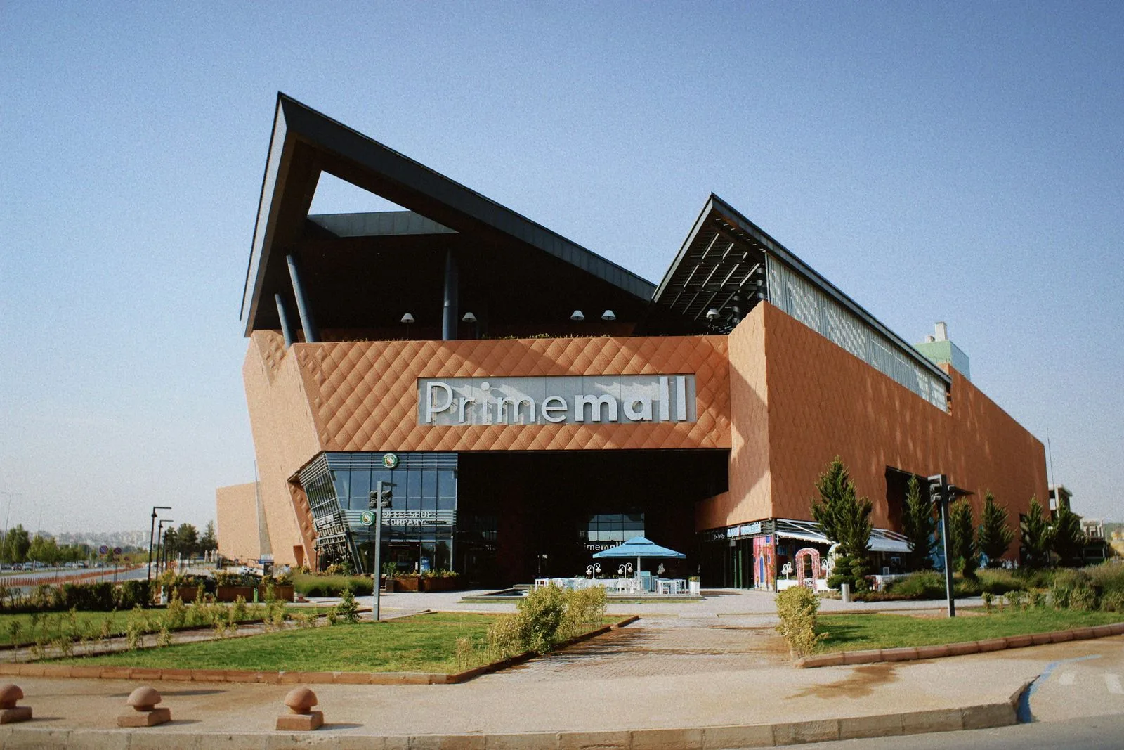 افتتاح مرکز خرید The Grand دبی؛ تاریخ دقیق و فروشگاههای فعال از روز اول 1 modern shopping mall exterior architecture daylight