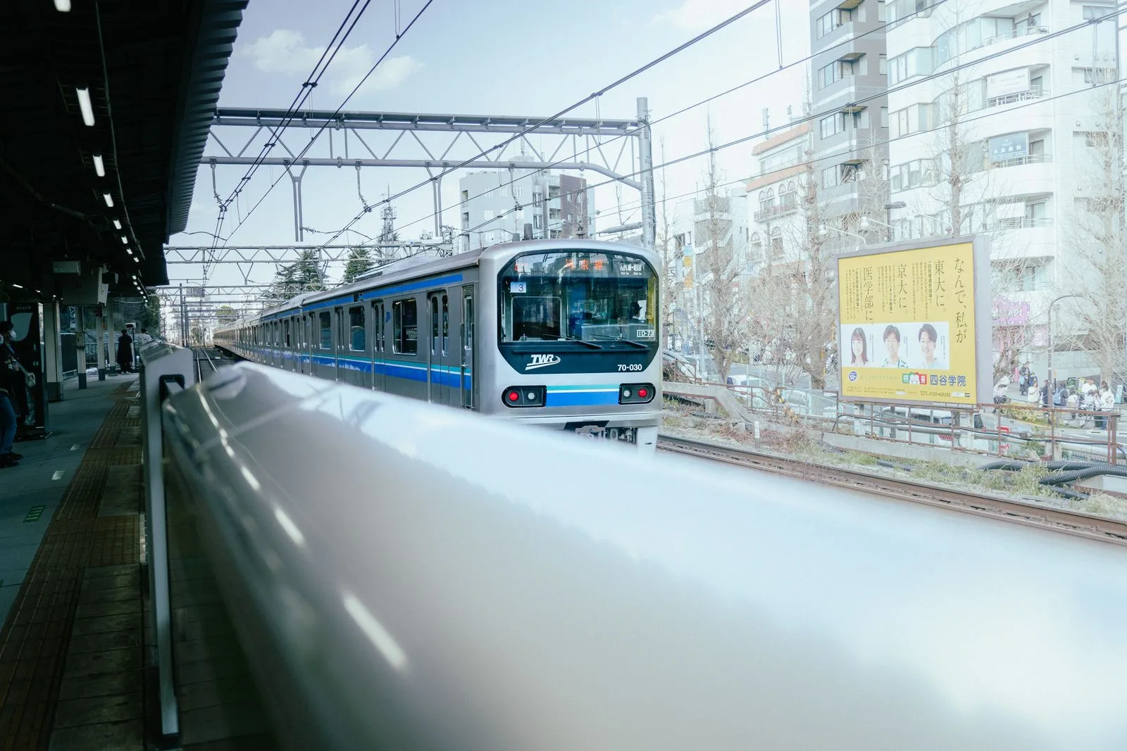 قطار اتحاد ریل امارات؛ قیمت بلیط، مسیرها و نحوهی رزرو (۲۰۲۶) 1 modern high speed train platform station