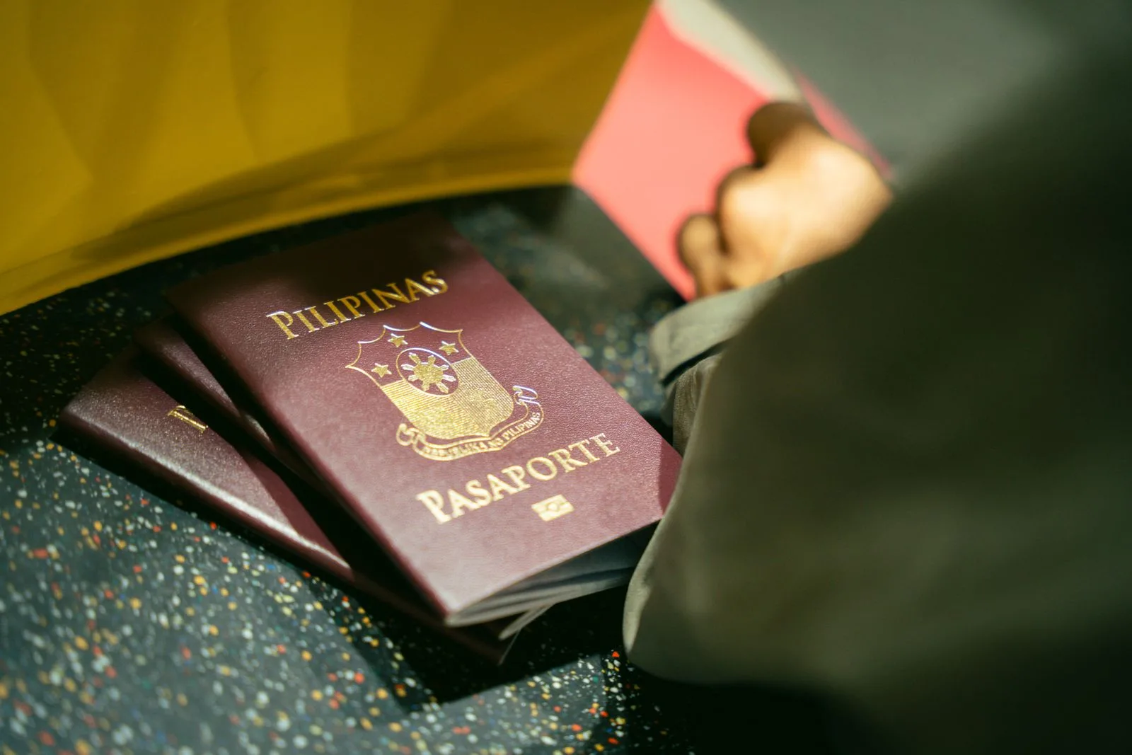 معافیت ویزای فرزندان زیر ۱۸ سال امارات؛ شرایط و نحوهی استفاده (تابستان ۲۰۲۶) 2 passport documents close up travel identity