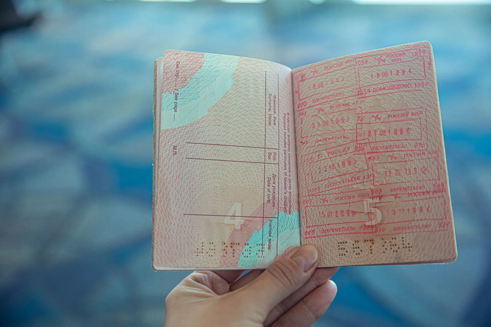 ویزای پنجسالهی چندبار ورود امارات؛ هزینه، مدارک و نحوهی درخواست (۲۰۲۶) 1 open passport travel stamps airport