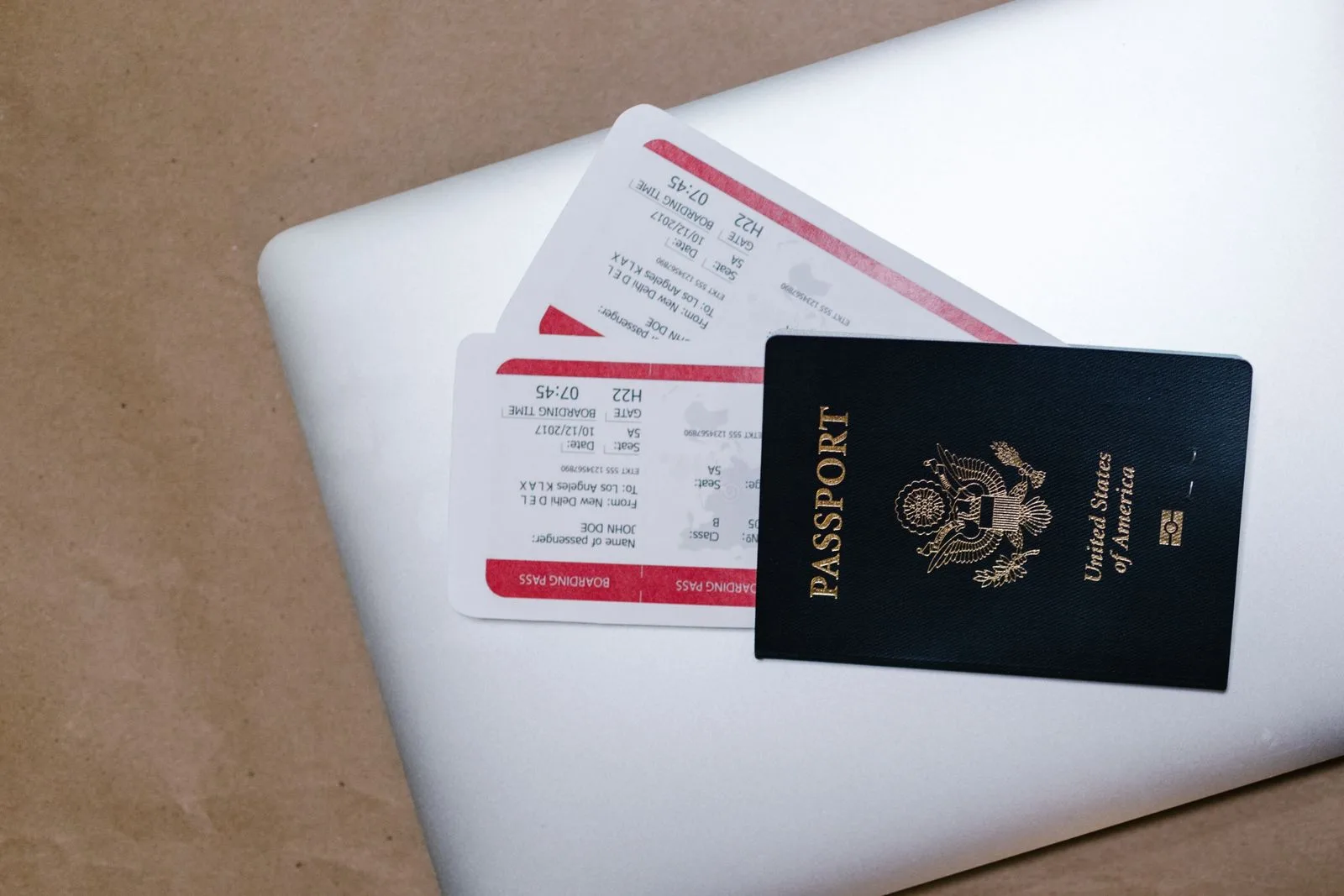 ویزای ۳۰ و ۶۰ روزهی دبی طی ۴۸ ساعت؛ راهنمای کامل پردازش سریع 2 passport tickets laptop travel preparation documents