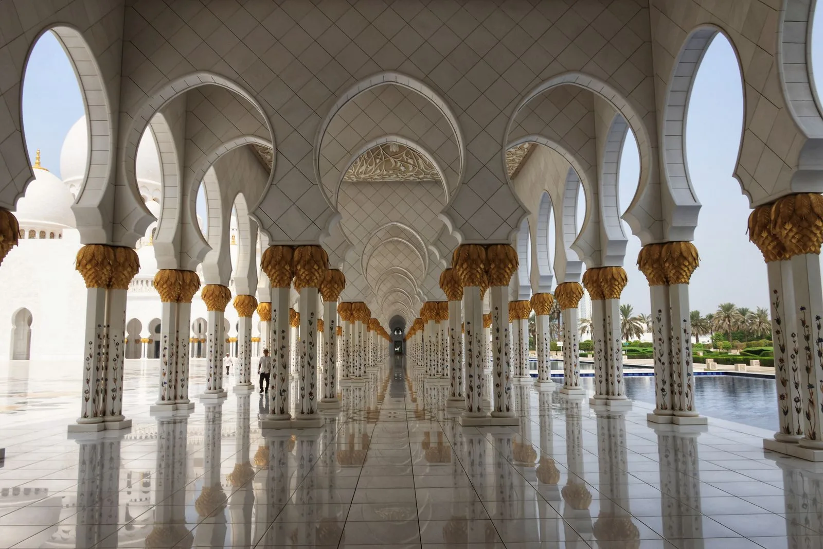 مسجد شیخ زاید ابوظبی هشتم جاذبهی برتر جهان شد؛ رتبهی جدید تریپادوایزر ۲۰۲۵ 1 sheikh zayed grand mosque arcade columns abu dhabi