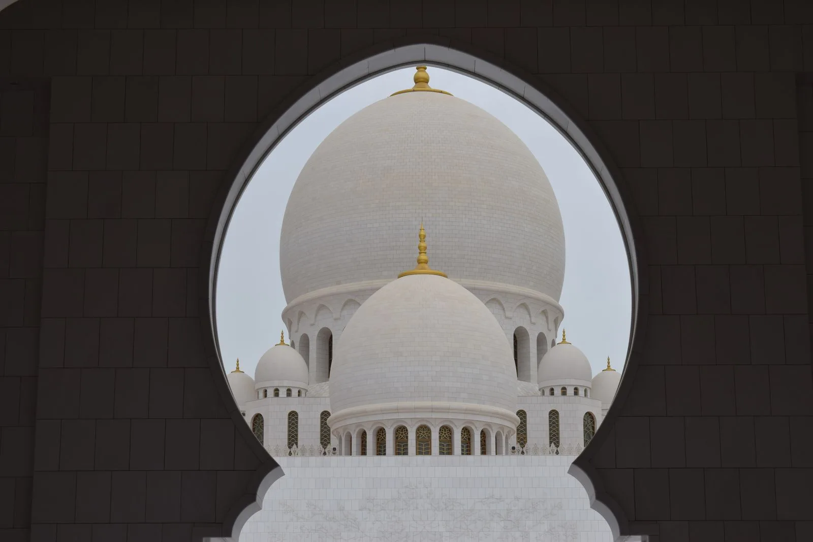 مسجد شیخ زاید ابوظبی هشتم جاذبهی برتر جهان شد؛ رتبهی جدید تریپادوایزر ۲۰۲۵ 2 sheikh zayed grand mosque white dome archway abu dhabi