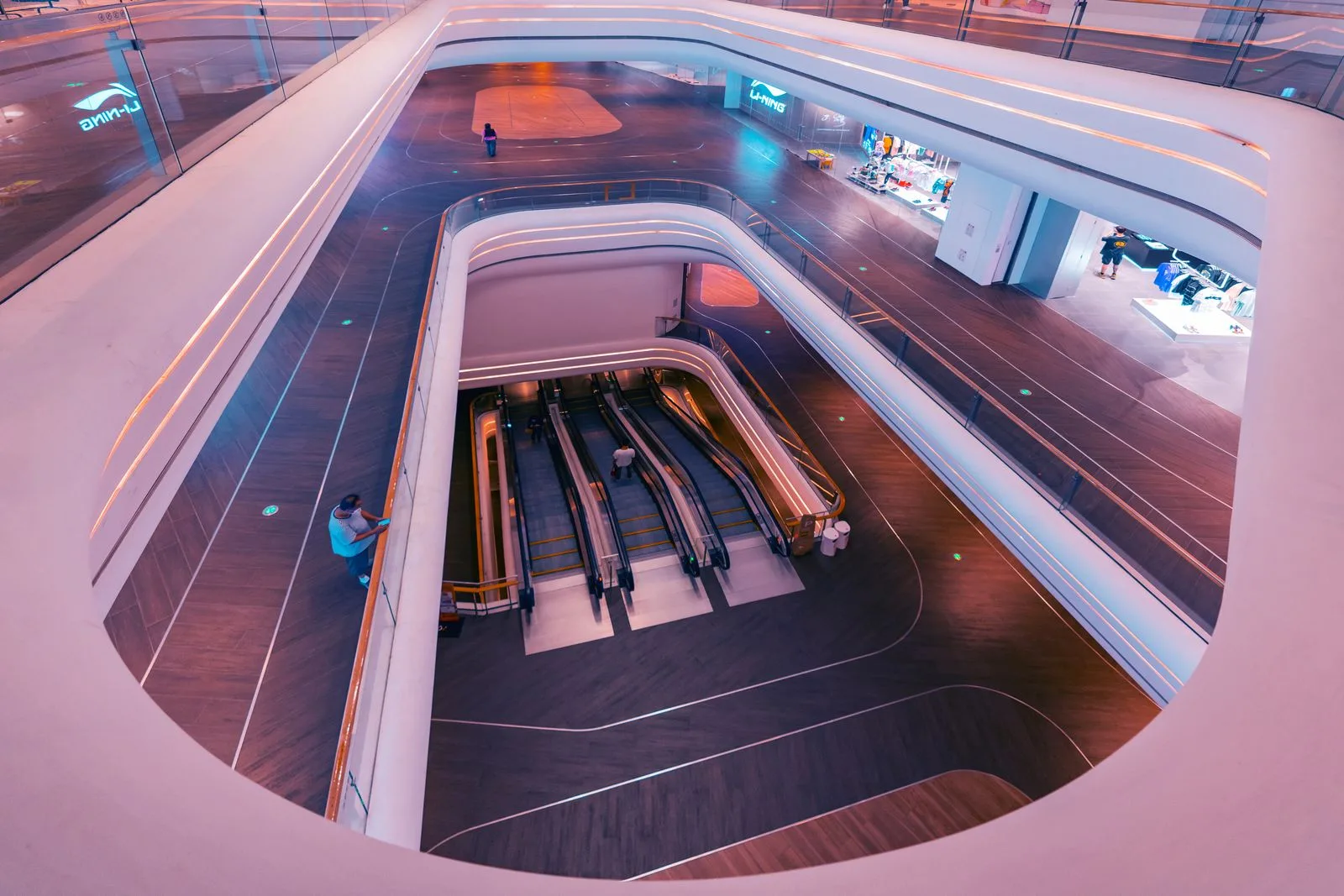 افتتاح مرکز خرید The Grand دبی؛ تاریخ دقیق و فروشگاههای فعال از روز اول 2 shopping mall interior escalators modern design