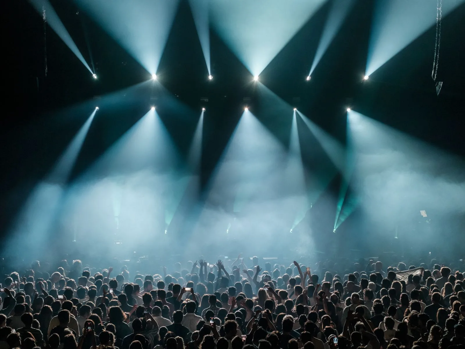 تقویم رویدادهای دبی در سپتامبر ۲۰۲۶؛ کنسرت، ورزش و برنامهی کامل ماه 1 vibrant concert crowd stage lights night event