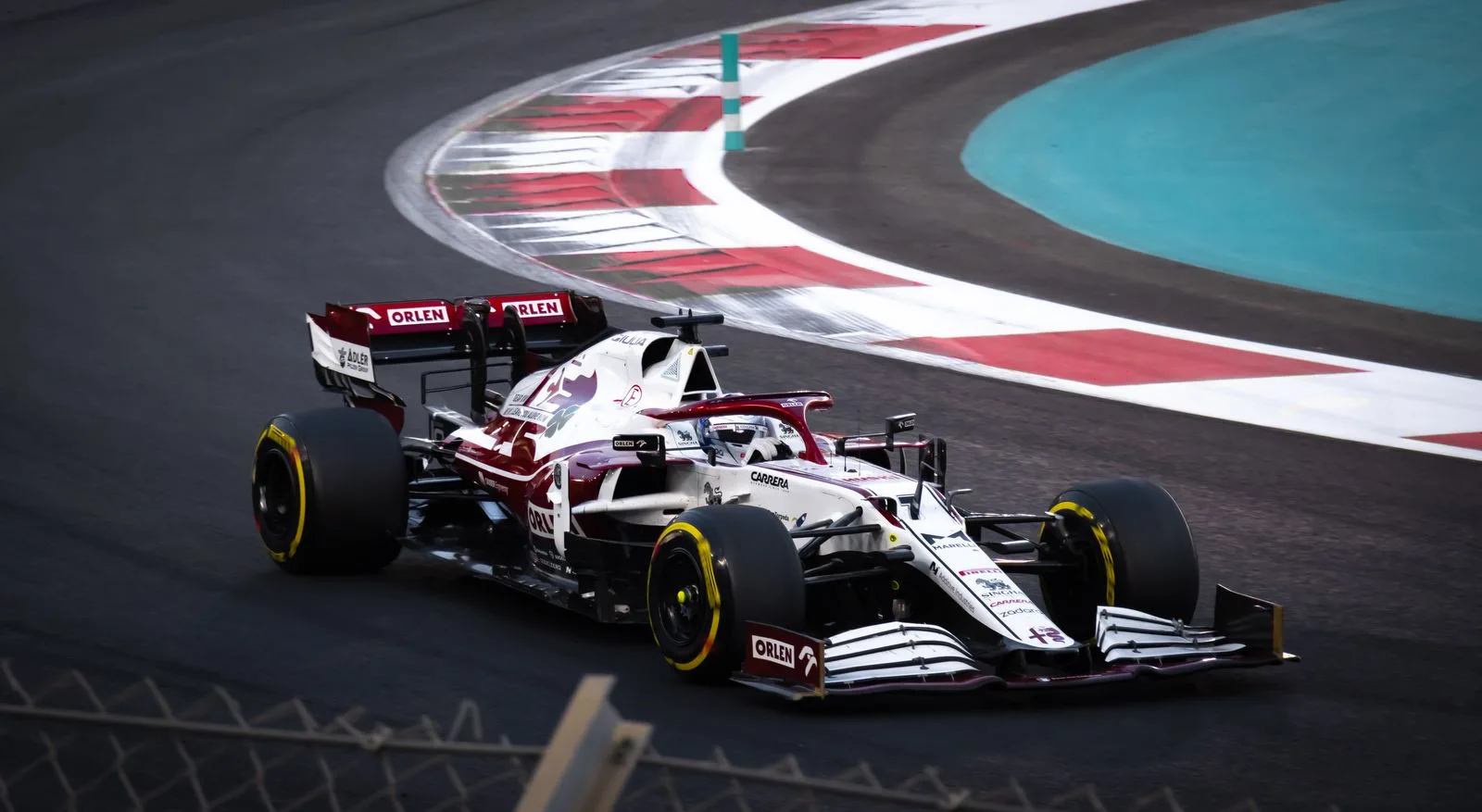 گرندپری ابوظبی ۲۰۲۶ تایید شد؛ تاریخ دقیق، برنامهی کنسرتها و نکات سفر 1 formula 1 race car track high speed